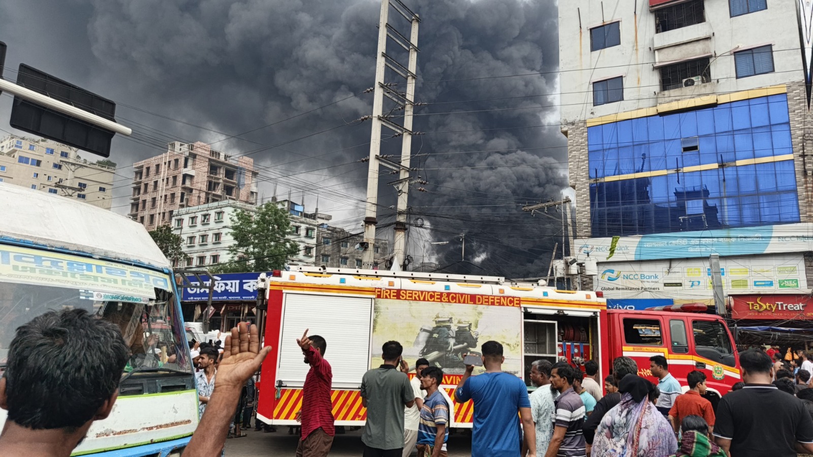 আগুন নিভানোর চেষ্টা করছে ফায়ার সার্ভিস। সংগৃহীত